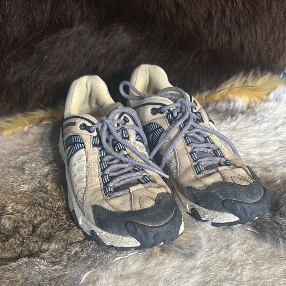 Vasque hiking shoes 9.5 (3950)